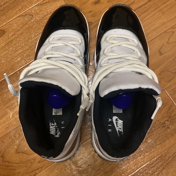 Air Jordan 11 Retro - Picture 2 of 9